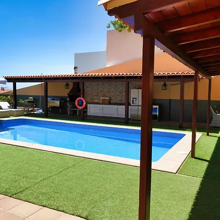 Happiness With Heated Swimming Pool וילה