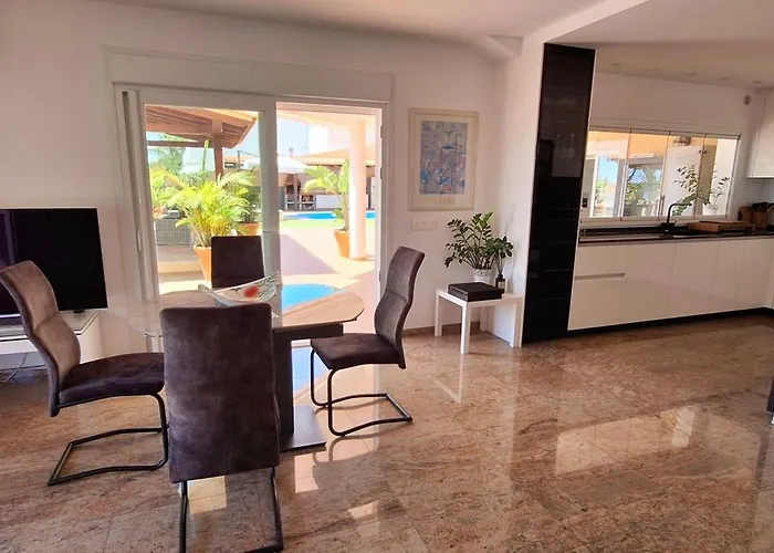 Happiness With Heated Swimming Pool Вілла *