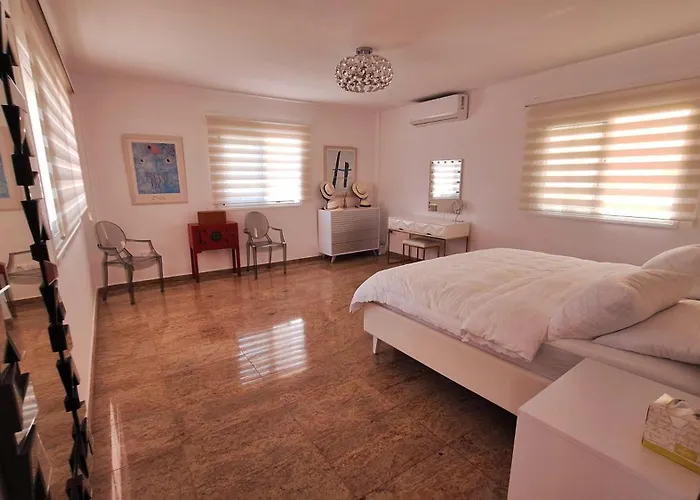 Happiness With Heated Swimming Pool Вілла *