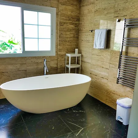 Happiness With Heated Swimming Pool 빌라 *