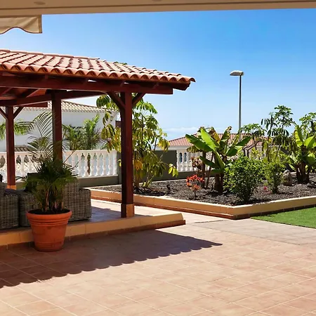 빌라 Happiness With Heated Swimming Pool 아데제