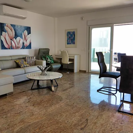 Happiness With Heated Swimming Pool 빌라 아데제