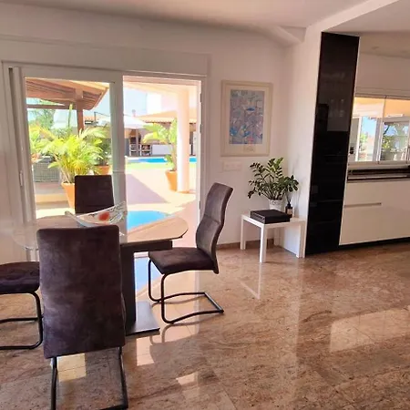 Happiness With Heated Swimming Pool 빌라 *